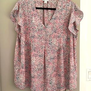 Patterned flowy short sleeve blouse with fabric covered decorative buttons